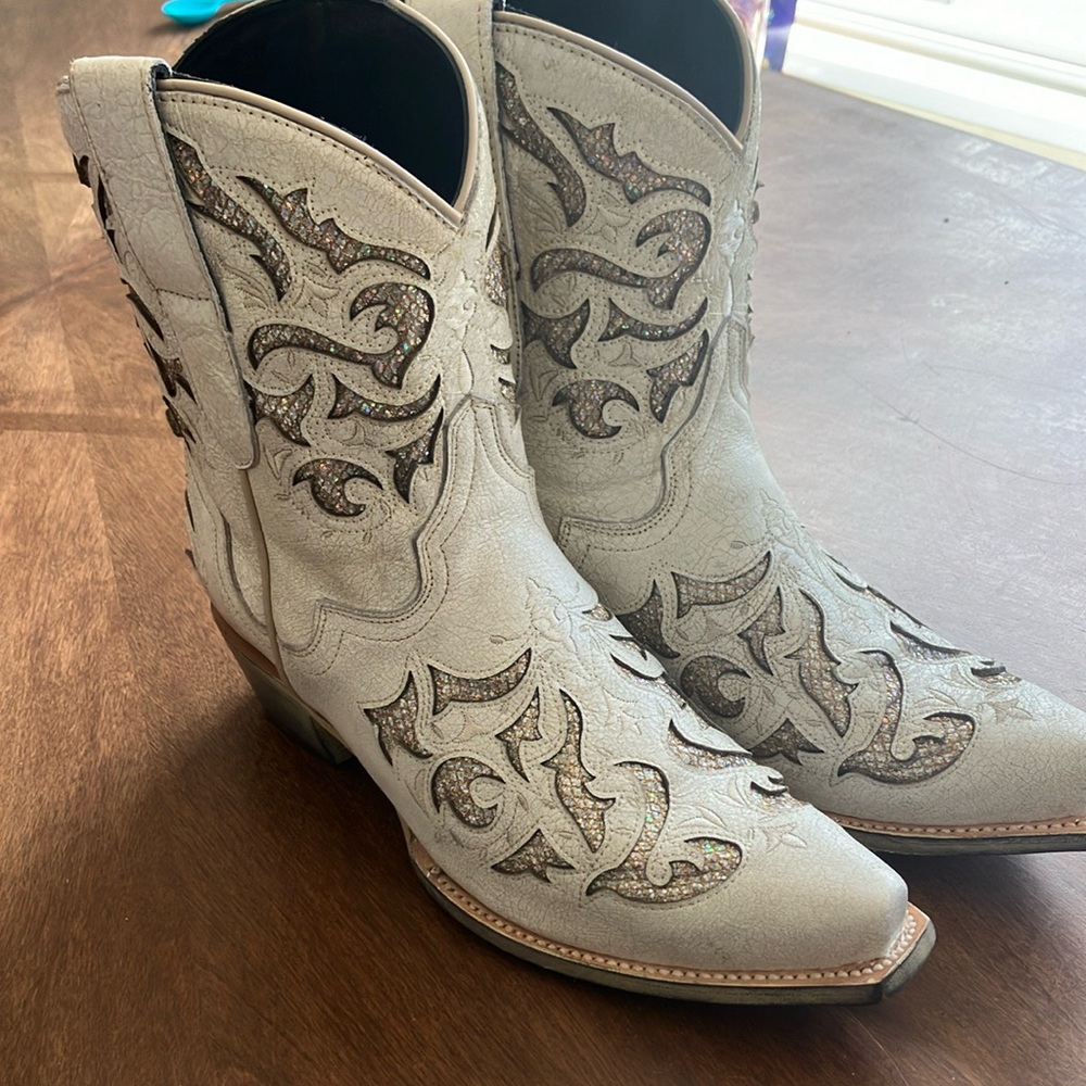 Women's 9.5 cowgirl boots.